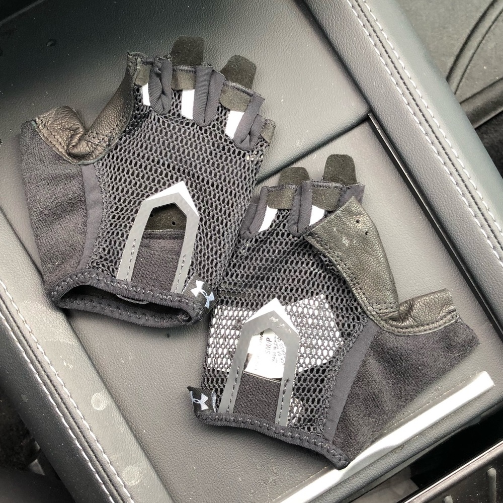 Under armor training gloves
Size S/M